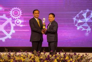 นายกิตติ วิวัฒน์บวรวงษ์ ผู้จัดการโรงงาน รับมอบรางวัลอุตสาหกรรมดีเด่น ประจำปี 2561_ประเภทการเพิ่มผลผลิต