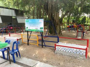 Eco brick ถูกนำมาใช้เป็นวัสดุในการสร้างสรรค์สิ่งต่าง ๆ ภายในบริเวณโรงเรียน