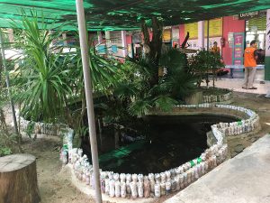 Eco brick ถูกนำมาใช้เป็นวัสดุในการสร้างสรรค์สิ่งต่าง ๆ ภายในบริเวณโรงเรียน