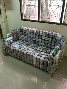 โต๊ะและเก้าอี้ในสนามเด็กเล่นและบริเวณอื่น ๆ