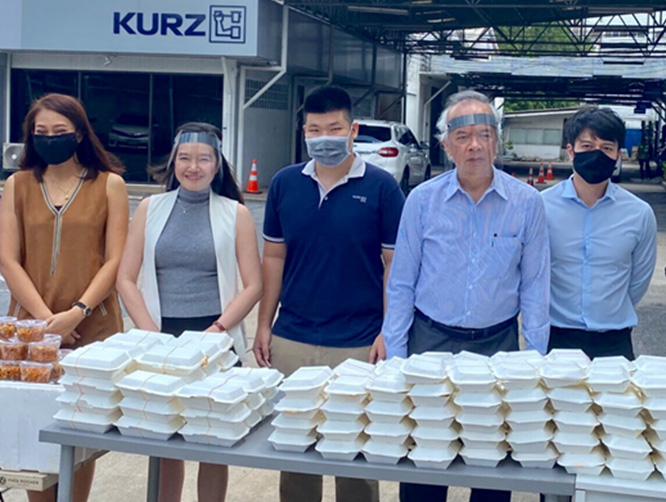 อบอาหารกลางวันและหน้ากากอนามัยให้แก่ชาวบ้าน ที่ชุมชนบ้านกล้วย