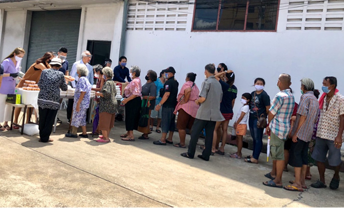 อบอาหารกลางวันและหน้ากากอนามัยให้แก่ชาวบ้าน ที่ชุมชนบ้านกล้วย