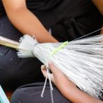 กระบวนการทำไม้กวาดจากขวดพลาสติก