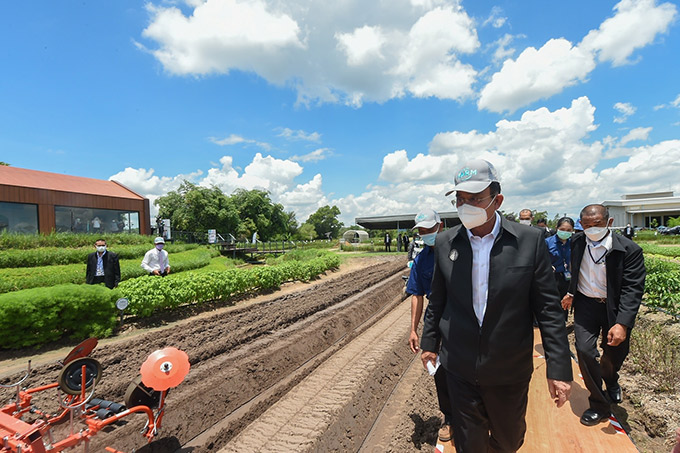 นายกฯ เยี่ยมชมคูโบต้าฟาร์ม