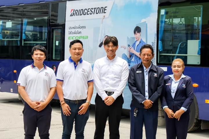 ฮิโรยูกิ มะซึโมะโตะ (กลาง)  ผู้อำนวยการสายงานธุรกิจโซลูชั่นยางรถยนต์เพื่อการพาณิชย์  บริดจสโตนเซลส์ (ประเทศไทย) พร้อมด้วยทีมงานจากบริษัท ไทย สมายล์บัส