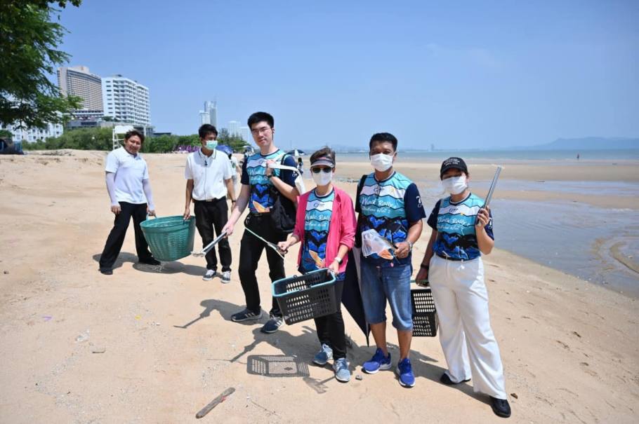 เก็บขยะริมหาดเพื่อโลก