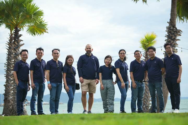 โทมัส ไซไพคาวสกี้ (กลาง) หัวหน้าธุรกิจภาคพื้นเอเชียตะวันออกเฉียงใต้ อีเลคโทรลักซ์ และทีมผู้บริหารอีเลคโทรลักซ์