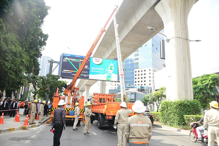 การรื้อถอนเสาไฟฟ้าในพื้นที่โครงการเปลี่ยนระบบสายไฟฟ้าอากาศเป็นสายไฟฟ้าใต้ดิน ตามแนวรถไฟฟ้าสายสีเขียว บนถนนพหลโยธิน