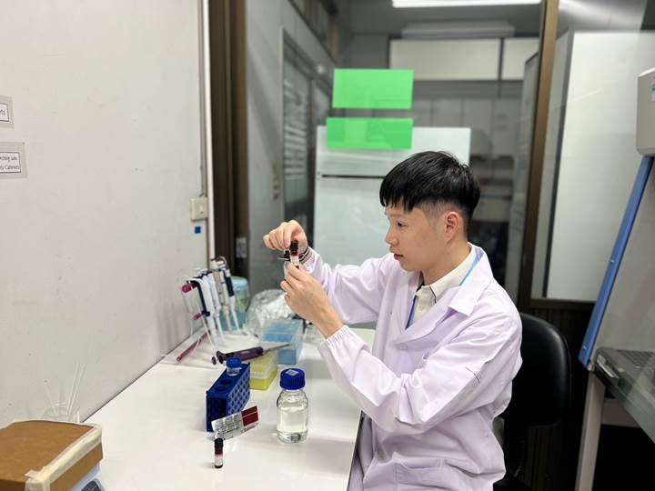 เตรียมอุปกรณ์และสารเคมีในห้อง Lab