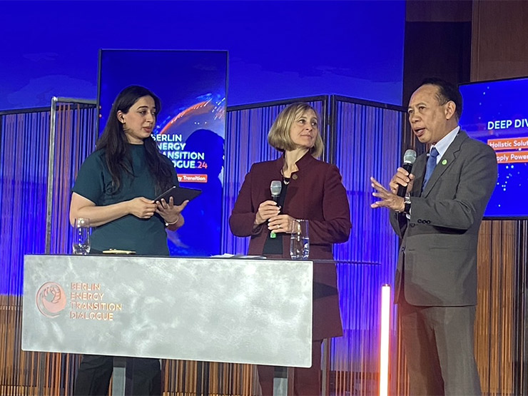 นายประเสริฐ สินสุขประเสริฐ