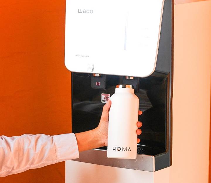 ตู้กดน้ำบริการบนทุกชั้นของทุกอาคารเช่นเดียวกับประเทศเกาหลีใต้ เพื่อลดการใช้ขวดน้ำพลาสติก