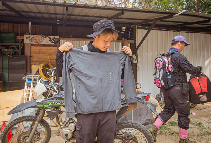 ทีมดับไฟป่าและอาสาสมัครของมูลนิธิกระจกเงาสวมใส่เสื้อฮู้ดกันยูวีผ้าดรายเอ็กซ์จากยูนิโคล่