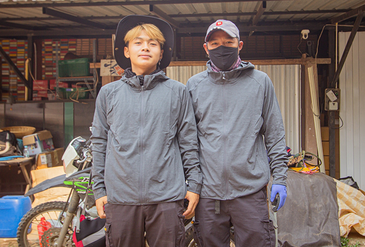 ทีมดับไฟป่าและอาสาสมัครของมูลนิธิกระจกเงาสวมใส่เสื้อฮู้ดกันยูวีผ้าดรายเอ็กซ์จากยูนิโคล่