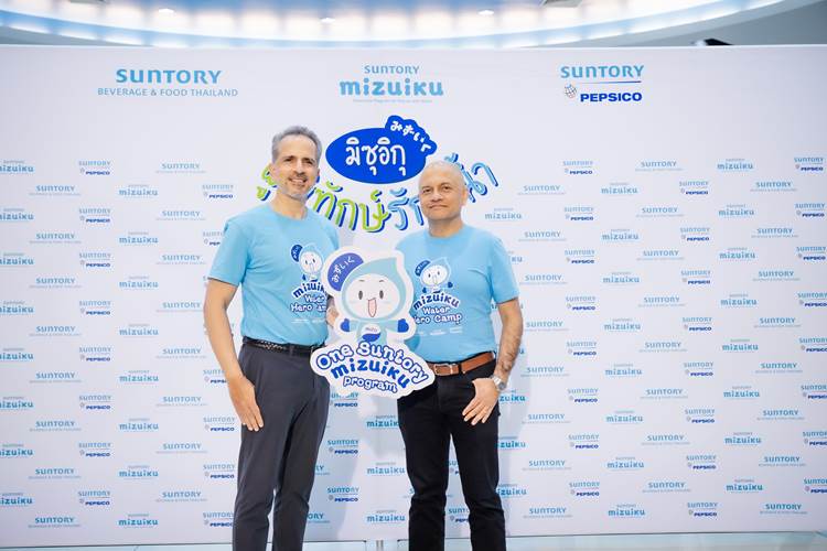 โอเมอร์ มาลิค ประธานเจ้าหน้าที่บริหาร บริษัท ซันโทรี่ เบเวอเรจ แอนด์ ฟู้ด (ประเทศไทย) จำกัด และอชิต โจชิ ประธานเจ้าหน้าที่บริหาร บริษัท ซันโทรี่ เป๊ปซี่โค เบเวอเรจ (ประเทศไทย) จำกัด