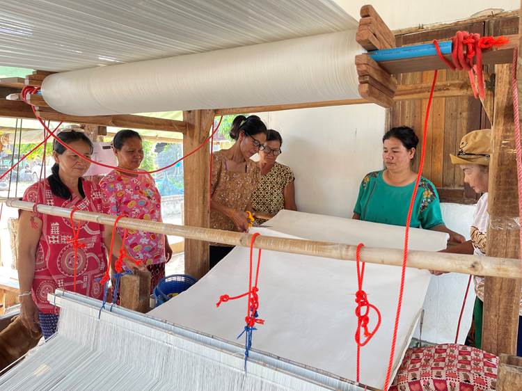 งานฝีมือช่างทอผ้าไทย