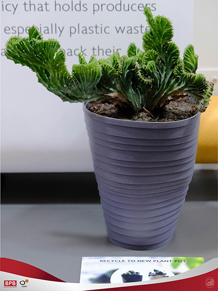 รีไซเคิลป้ายโฆษณาใช้แล้วสู่กระถางต้นไม้