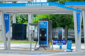 งานก่อสร้างโครงหลังคาสถานีชาร์จไฟฟ้า