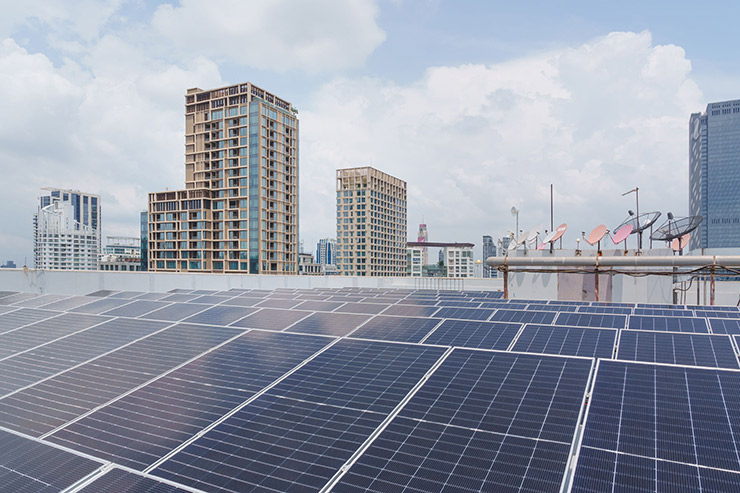 อาคารสินธรได้ติดตั้งโซลาร์รูฟบนหลังคาเพื่อผลิตพลังงานไฟฟ้าจากแสงอาทิตย์