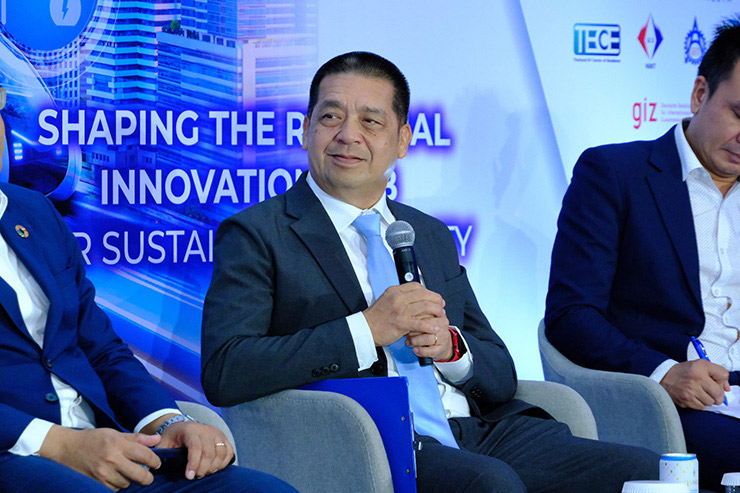 นายสุโรจน์ แสงสนิท