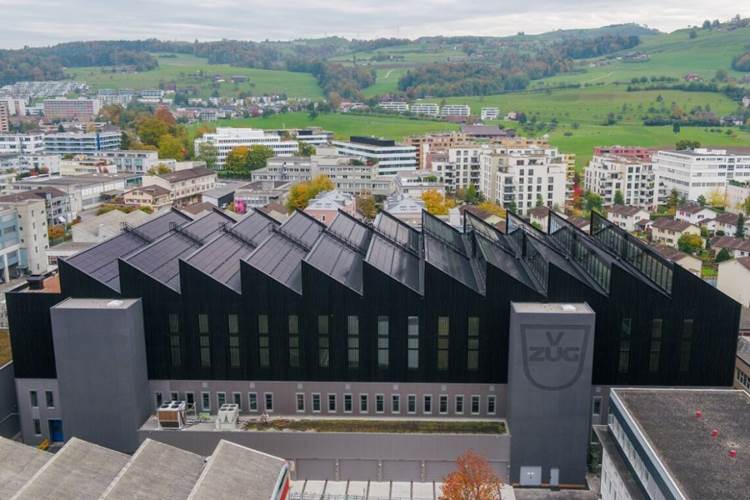 การติดตั้งหลังพลังงานแสงอาทิตย์ที่ศูนย์การผลิต “Zephyr Hangar”