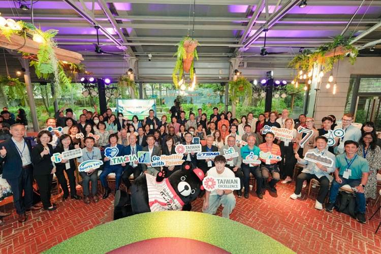 ตัวแทนจากภาคอุตสาหกรรม สื่อมวลชน และคณะทูตต่างประเทศในไต้หวัน มารวมตัวกันเพื่อแสดงการสนับสนุน
