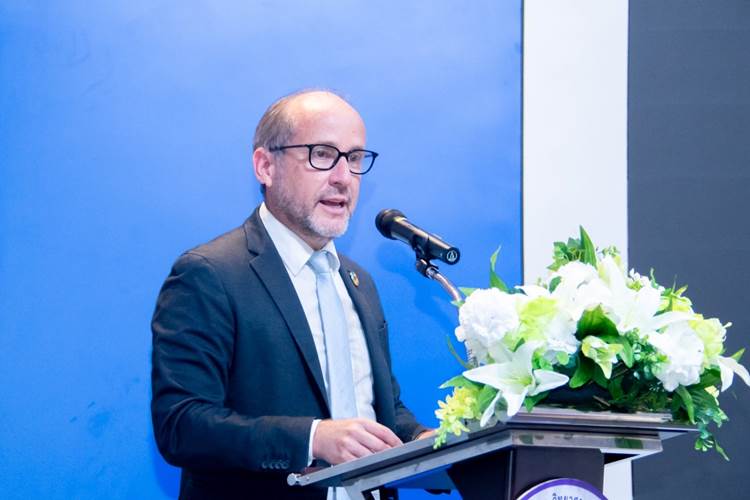 ฌิล เปกาซู Mr. Gilles Pecassou