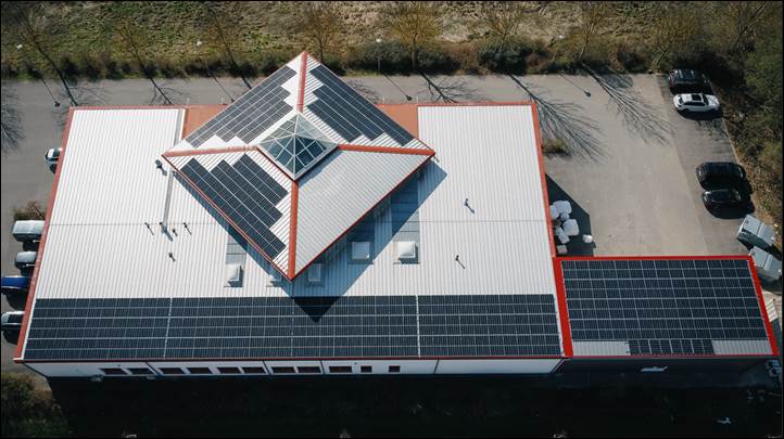 การติดตั้งโซลาร์เซลล์บนหลังคาของ SolarEdge ที่ BV-comOffice GmbH ผู้ค้าปลีกชาวเยอรมัน