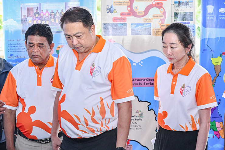 นายสุชาติ ชมกลิ่น