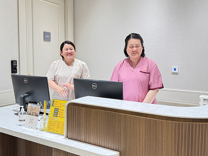 แพทย์เฉพาะทาง นักบำบัด และ Care Angels