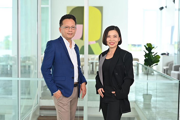 นายตรีเทพ ปาลกะวงศ์ ณ อยุธยา และ นางสาวอัญญาพร ธรรมติกานนท์