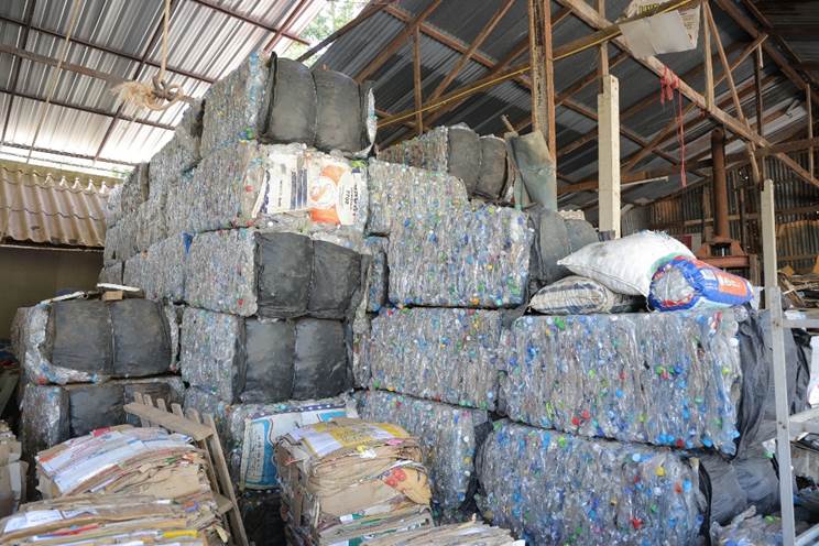 ร้านรับซื้อของเก่าป้ากล หนึ่งในผู้ประกอบการบนเกาะช้างที่มีเครื่องบีบอัด สามารถสต็อกวัสดุรีไซเคิลเพื่อรอขายในช่วงได้ราคาดี