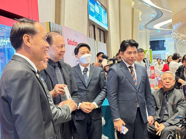 ดร.พิจิตต รัตตกุล ร่วมบริจาคผ่านตู้ Giving Machine เป็นคนแรก