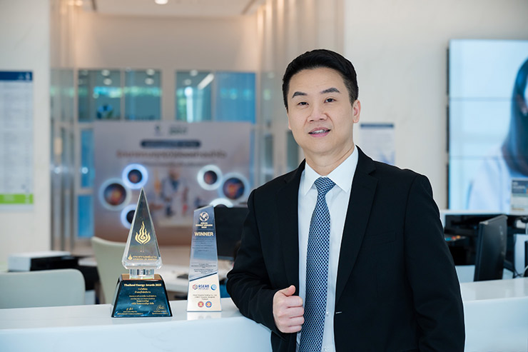 นพ.นิพัฒน์ กุหลาบขาว