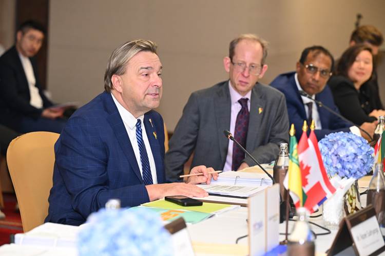 รัฐมนตรีเคน เช้เวลเดย์ออฟ