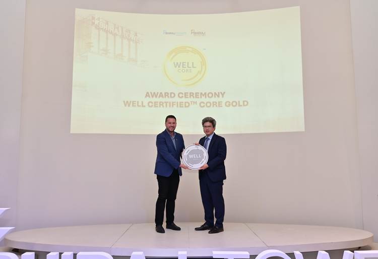 มอบใบรับรอง WELL Certified CORE GOLD  อย่างเป็นทางการให้แก่  ปิติภัทร บุรี ประธานเจ้าหน้าที่บริหาร ภิรัชบุรีกรุ๊