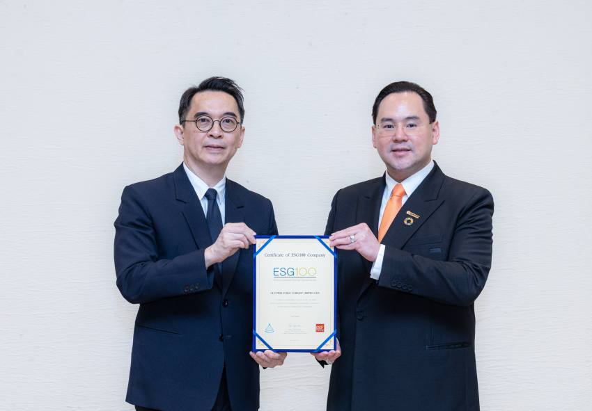 นายธนวัฒน์ ตรีวิศวเวทย์ รับ ESG100 Certificate จาก ดร.พิพัฒน์ ยอดพฤติการ
